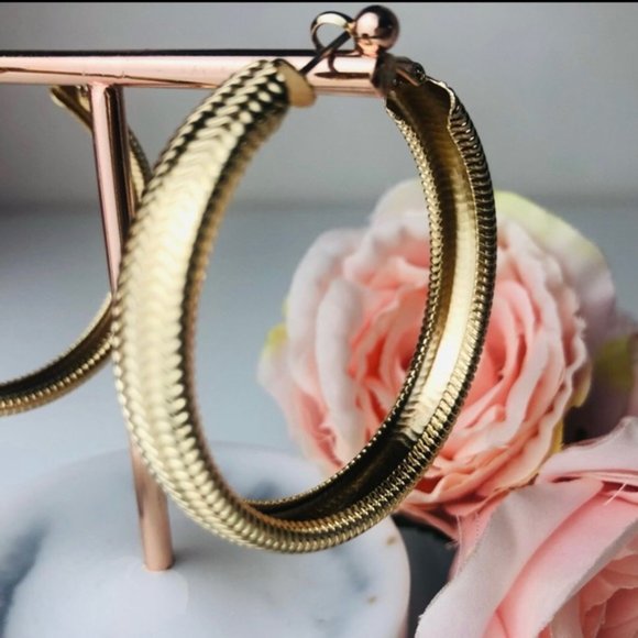 Elegant Light weight Chunky Gold Colour Hoop Earrings Gorgeous Jewellery - Picture 2 of 6